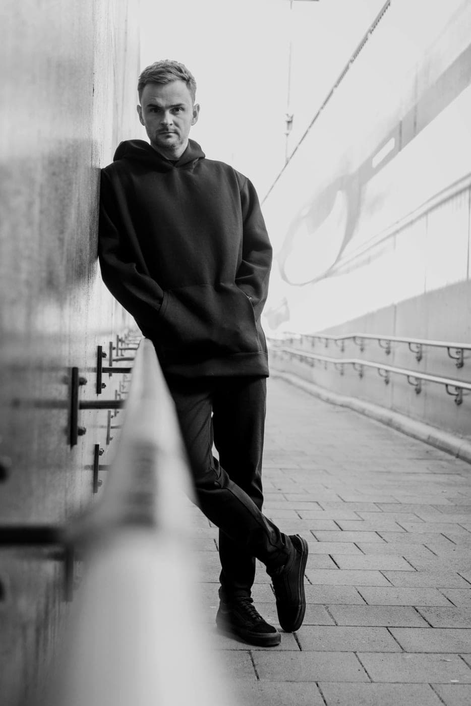 Ganzkörper-Streetstyle-Porträt, Schwarz-Weiß
