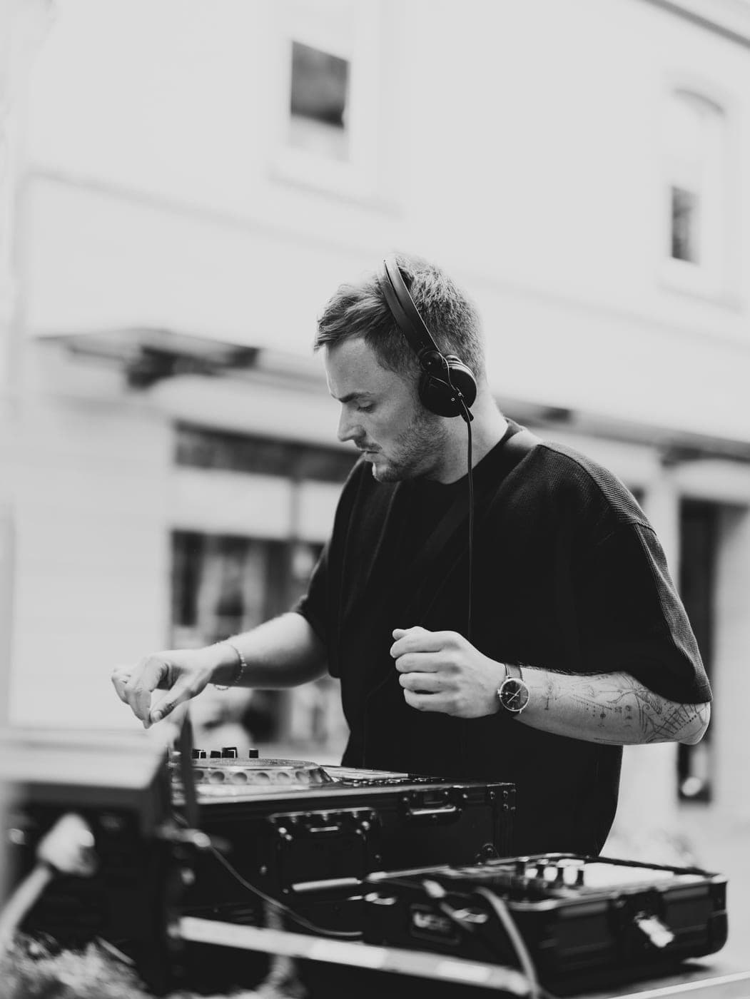 DJ richtet Kopfhörer, Nahaufnahme, Schwarz-Weiß